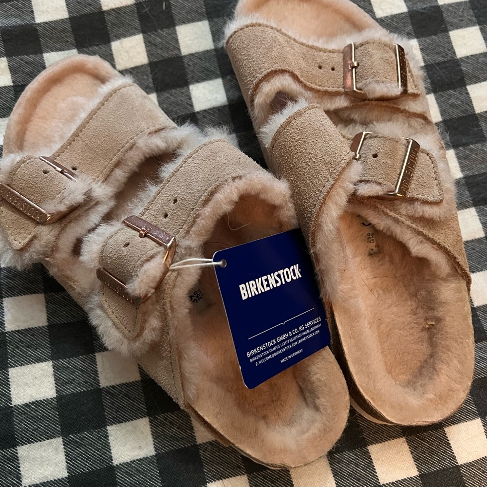 NWT Birkenstock Arizona Shearling. Size EU 39, US 8.5. Rose gold metal.